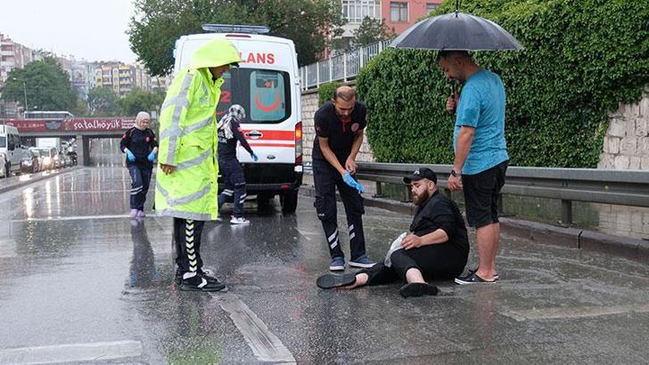 Konya'da sağanak caddeleri göle çevirdi, kaza yapan motosikletliye bir kişi şemsiyesini tuttu