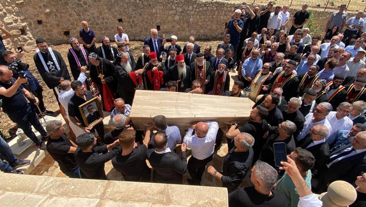 Mardin'de damdan düşerek hayatını kaybeden Horiepiskopos Hanna Aykurt, toprağa verildi