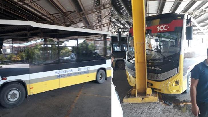 Park halindeyken hareket eden özel halk otobüsünün çarptığı 2 şoför yaralandı