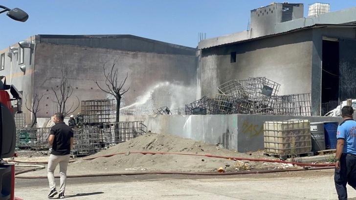 Gaziantep'te boya fabrikasında yangın; 2 iş yeri ile 2 otomobil de zarar gördü