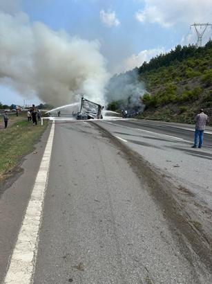 Seyir halinde çarpışan TIR ile otomobil alev aldı