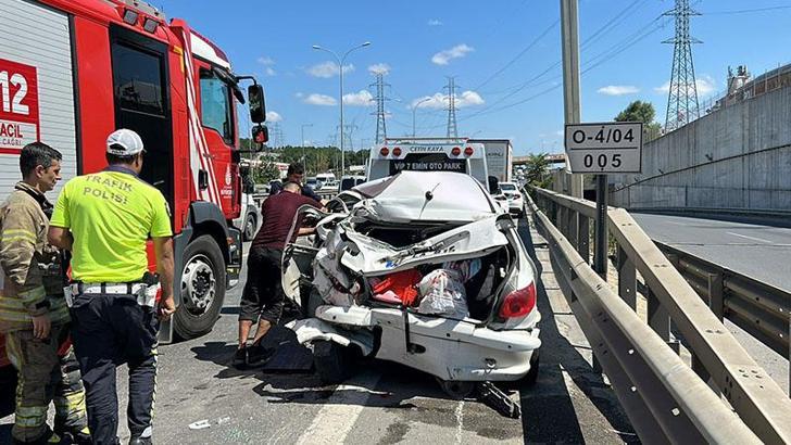 Sultanbeyli TEM Otoyolu'nda TIR otomobile çarptı: 1'i çocuk 2 yaralı