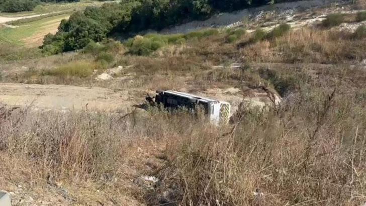 Arnavutköy'de havalimanı personelini taşıyan minibüs şarampole uçtu: 9 yaralı