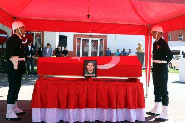 Şehit polis memuru için tören