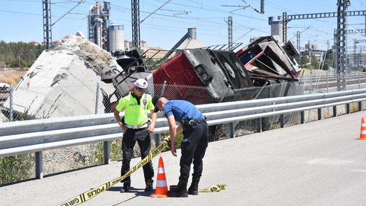 Lokomotif manevra yaparken beton bloğa çarpıp devrildi: 2 makinist yaralı