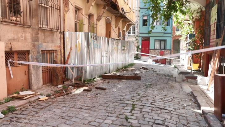 İstanbul - Balat’ta 2 katlı ahşap binada balkon çöktü