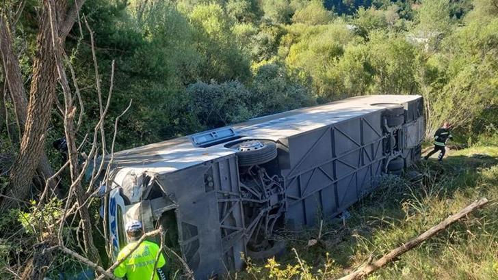 Erzincan'da yolcu otobüsü devrildi: 1 ölü, 33 yaralı