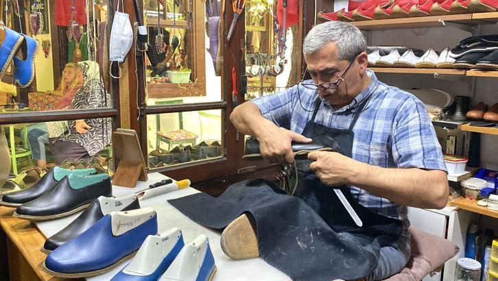Safranbolu'nun tek yemeni ayakkabı ustası, kızı ile oğlunu da yetiştiriyor
