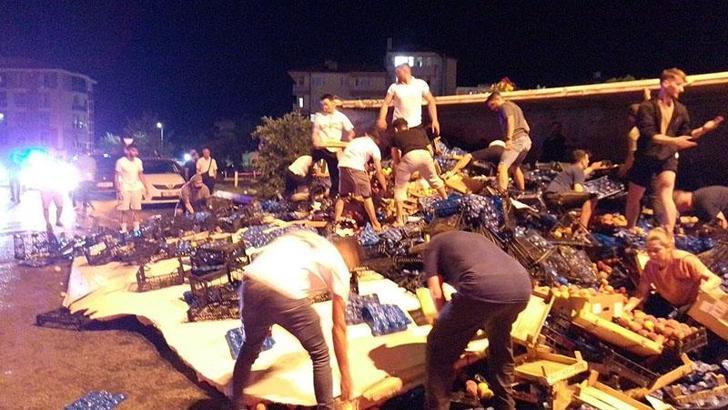 Silivri'de devrilen kamyondaki meyveleri kasalarla götürdüler