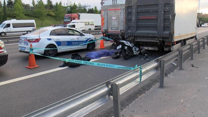 İstanbul- Küçükçekmece TEM Otoyolunda kamyonete arkadan çarpan motosiklet sürücüsü öldü