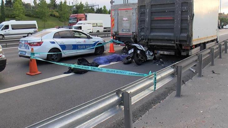 Küçükçekmece TEM Otoyolunda kamyonete arkadan çarpan motosiklet sürücüsü öldü