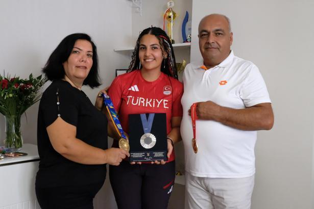 (ÖZEL) Milli Atıcı Şevval İlayda Tarhan ve ailesi DHA'ya konuştu