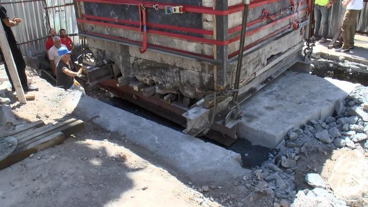 İstanbul - Fatih'teki tarihi Hacı Evliya Çeşmesi yeni yerine taşındı