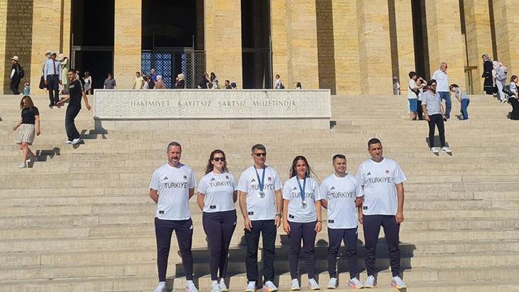 Türkiye Atıcılık Federasyonu Başkanı Çolakoğlu ve milli sporcular Anıtkabir’i ziyaret etti