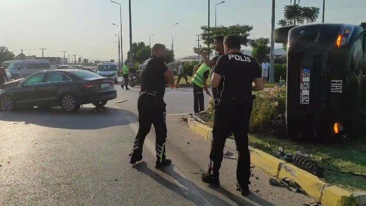 Fethiye’de minibüs ile otomobil çarpıştı: 7 kişinin yaralandığı kaza anı kamerada