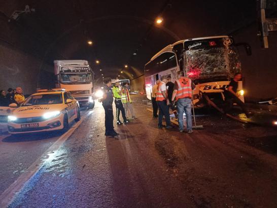 Tünelde zincirleme kaza: 15 yaralı