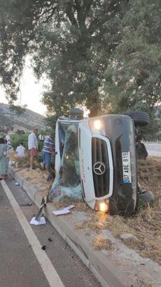 Muğla'da kamyon, tur minibüsüne çarptı: 6 turist yaralı