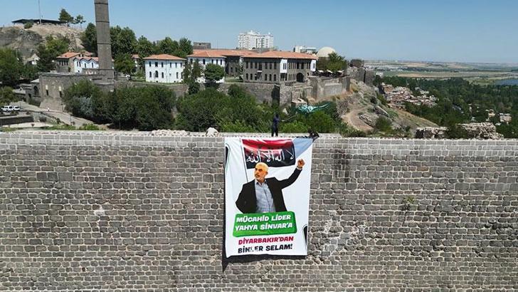 Diyarbakır'da tarihi surlara Hamas'ın yeni lideri Sinvar'ın posteri asıldı