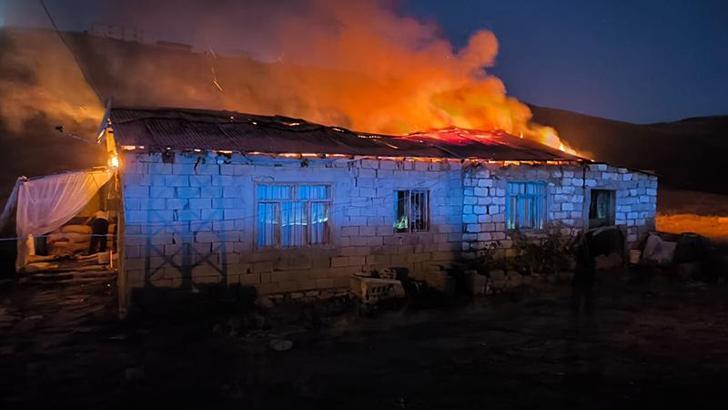 Van'da tek katlı ev, alev alev yandı