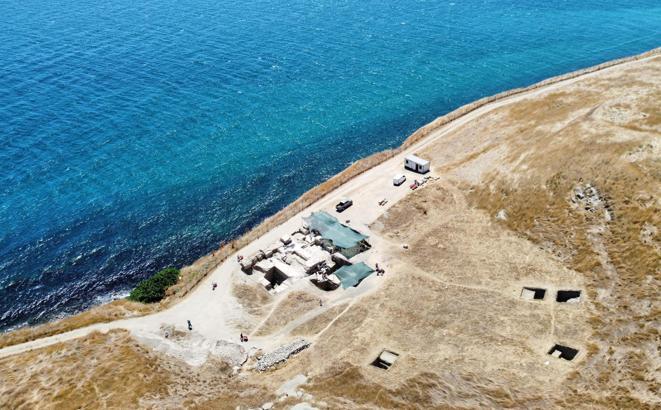 Perinthos Antik Kenti'nde ortaya çıkarılan tiyatroda, heykel ve mezar bulundu