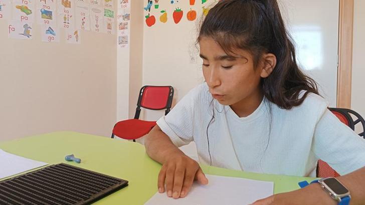 Görme engelli Sibel, 4 ayda Braille alfabesiyle okuma yazmayı öğrendi