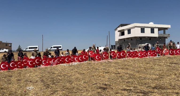 Diyarbakır'da jandarmadan çocuklara Türk bayraklı uçurtma
