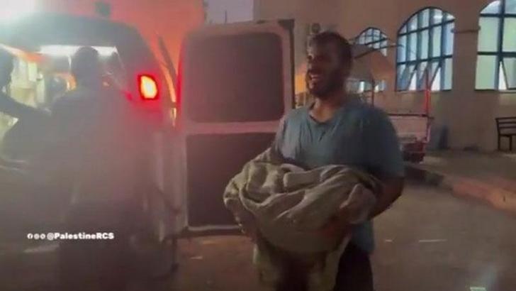 Filistin Kızılayı, Gazze’deki okul saldırısı sonrası ölü ve yaralıları tahliye etti