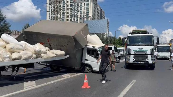 TEM Otoyolu'nda kamyonet devrildi; trafik durma noktasına geldi