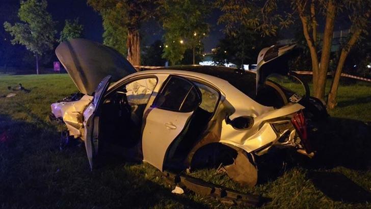 Üsküdar'da hızını alamayan otomobil ağaca çarptı: 3 yaralı