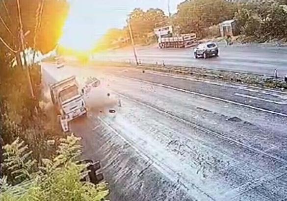 Manisa'da hafif ticari araç, kamyona çarptı: 4 ölü, 3 ağır yaralı (2)