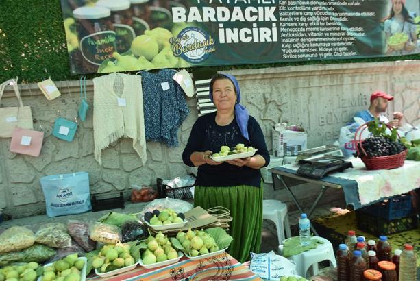 Bardacık inciri festival alanındaki tezgahlarda yerini aldı