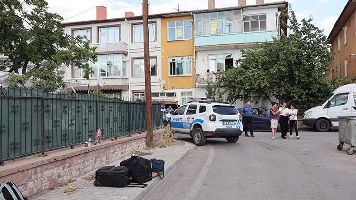 Cezaevi firarisi koca, çocuklarının yanında eşini bıçakladı