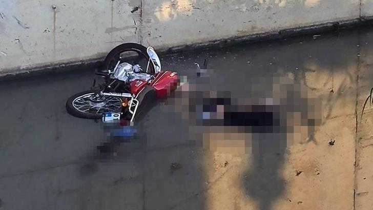 2 arkadaş, devrilen motosiklet ile sulama kanalında ölü bulundu