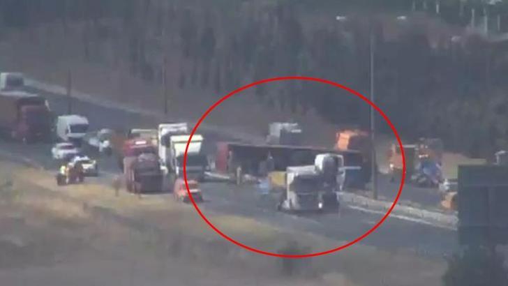 Çatalca TEM'de lastiği patlayan TIR devrildi