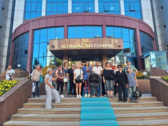 Hayvanseverler, Altındağ Belediyesi'ne siyah çelenk bıraktı