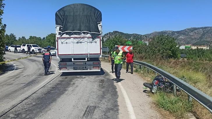 Kamyonla çarpışan motosikletteki Zühtü ile Yiğit öldü