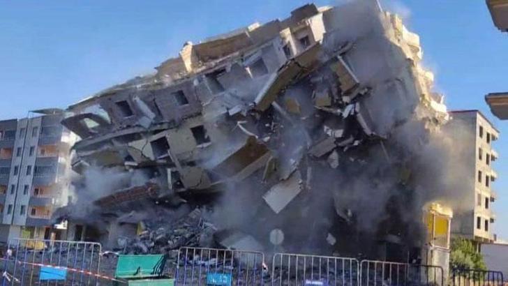 Depremde hasar alan 7 katlı bina, yıkım sırasında çöktü
