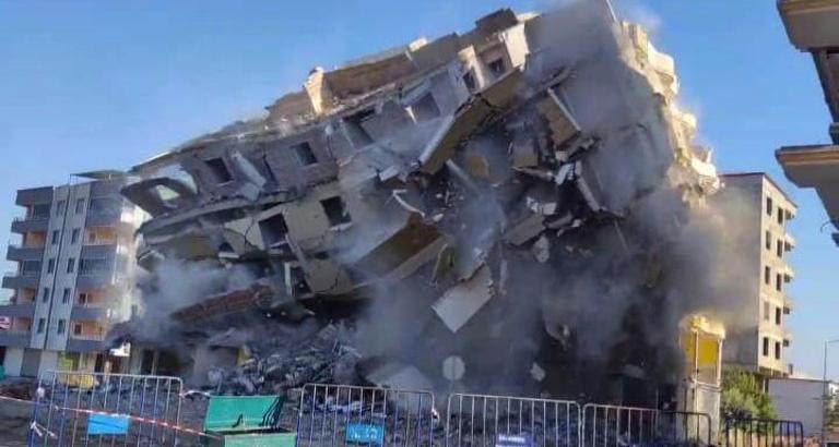 Depremde hasar alan 7 katlı bina, yıkım sırasında çöktü