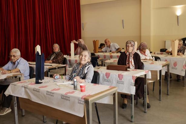 Ümraniye'de ileri yaştaki kişiler için ahşap boyama etkinlikleri düzenleniyor