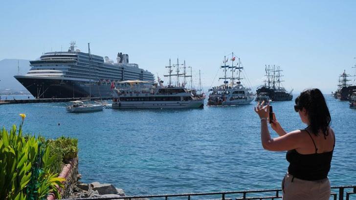 Kruvaziyerle 2199 turist Alanya'ya geldi