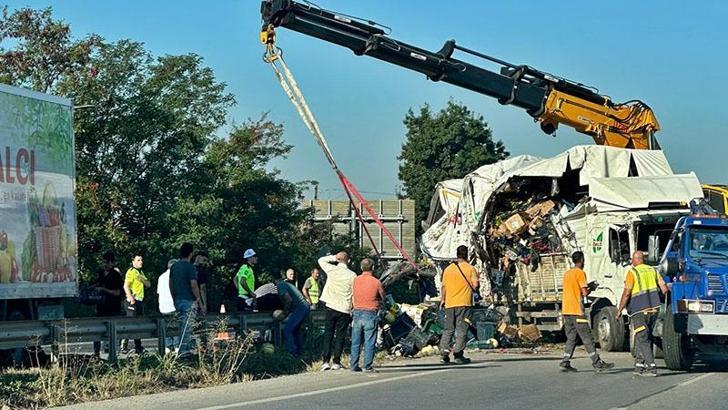 Sakarya’da sebze yüklü kamyon devrildi: 1’i ağır 2 yaralı