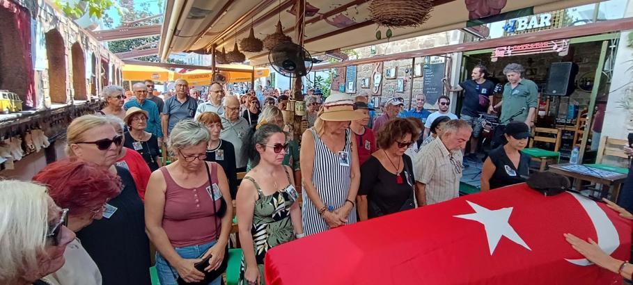 Şair ve Ressam Altan Çiloğlu son yolculuğuna Foça'dan törenle uğurlandı