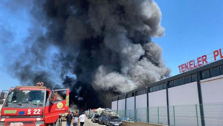 Manisa'da yaş sebze meyve işletmesinde yangın