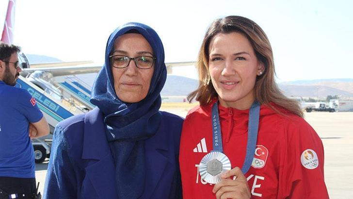 Milli boksör Hatice Akbaş'a memleketi Malatya'da coşkulu karşılama