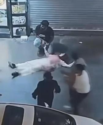 İstanbul- Küçükçekmece'de bir kadın sokak ortasında bıçaklandı -1