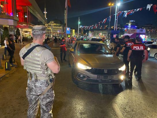 İstanbul- Beyoğlu'nda helikopter destekli 'Huzur İstanbul' denetimi