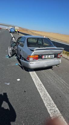 Ankara'da otomobil, TIR'a çarptı; 5 yaralı