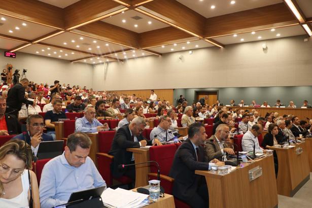 Merih Demiral'in bozkurt işareti yapan heykeline dair önergeye ilgili 3 komisyondan ret