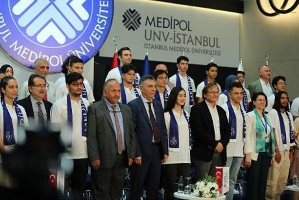 YKS'de ilk 100'e giren 25 öğrenci İstanbul Medipol Üniversitesi'ni tercih etti