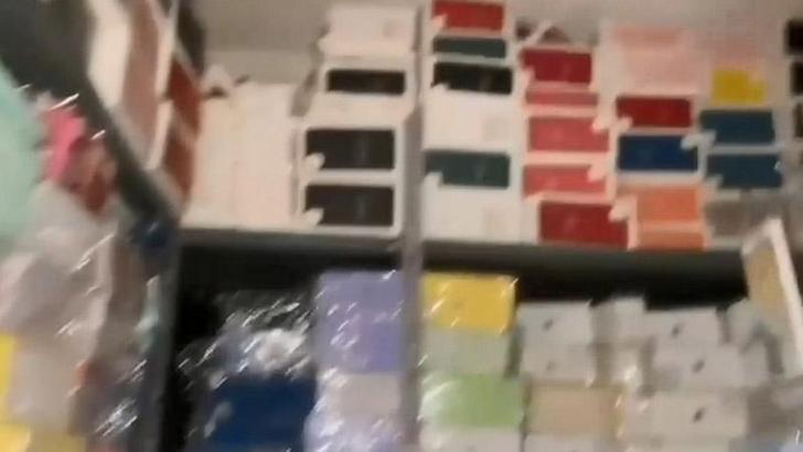 Fatih’te 750 milyon liralık sahte cep telefonu aksesuarı ele geçirildi